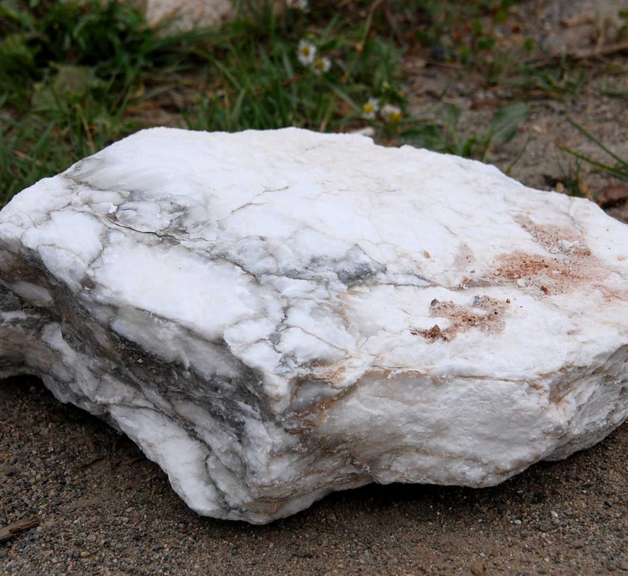 Природный кальцит. Мраморный кальцит. Белый кальцит камень. Кальцит природный камень. Белый мрамор камень.