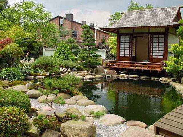 ландшафт в японском стиле, акцент на натуральный камень