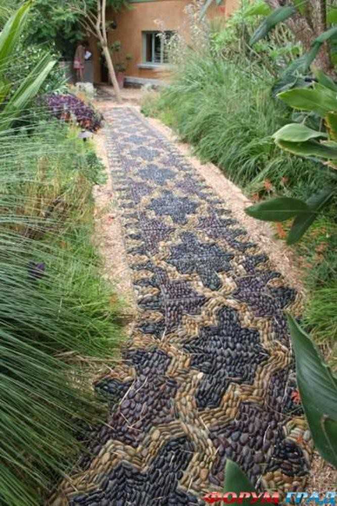 мозаика на тропинке из натуральных камней