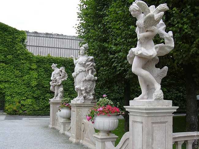 Сад Мирабель, Австрия – прекрасные скульптуры из камня в стиле барокко.