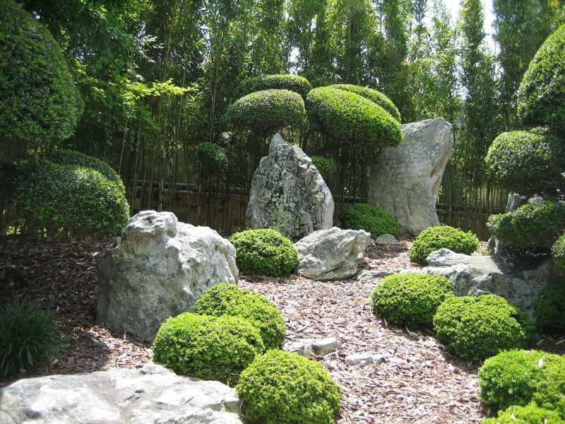 природный камень в ландшафте японского стиля