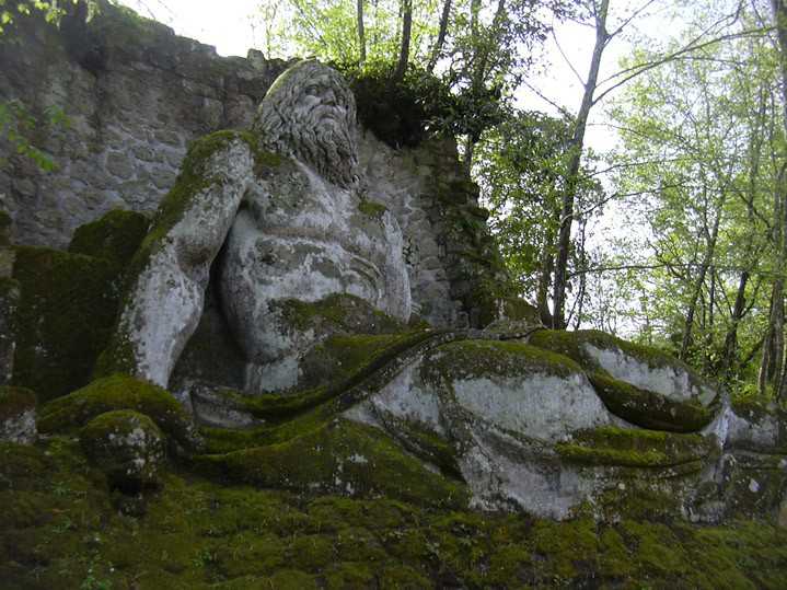 Священный лес Сакро Боско, скульптуры из натурального камня