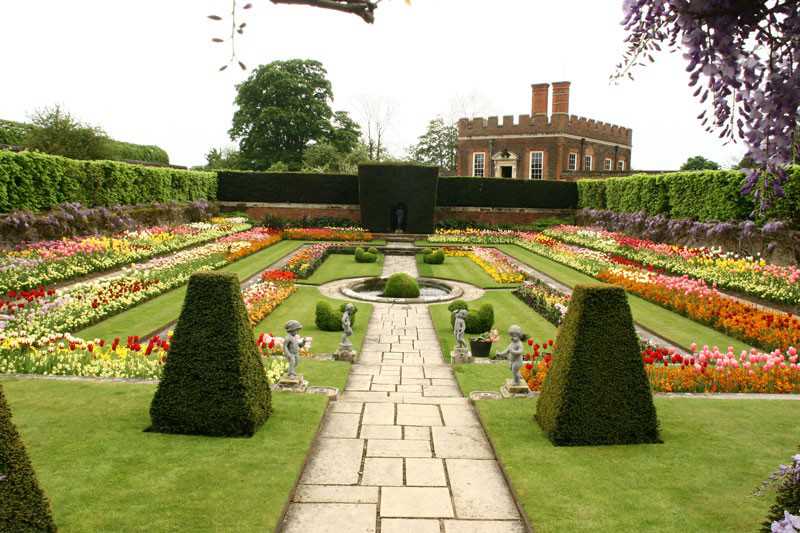 Регулярный садовый ансамбль дворца Хэмптон Корт
