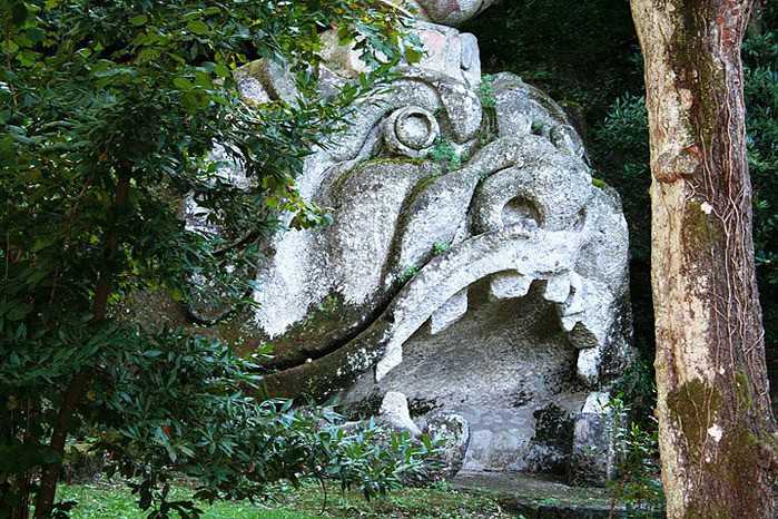 Необычные скульптуры из камня Сакро Боско