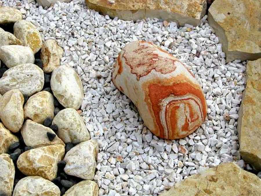 декоративный натуральный камень в ландшафте 