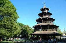 китайская башня величественное украшение садово-парковой зоны Мюнхина