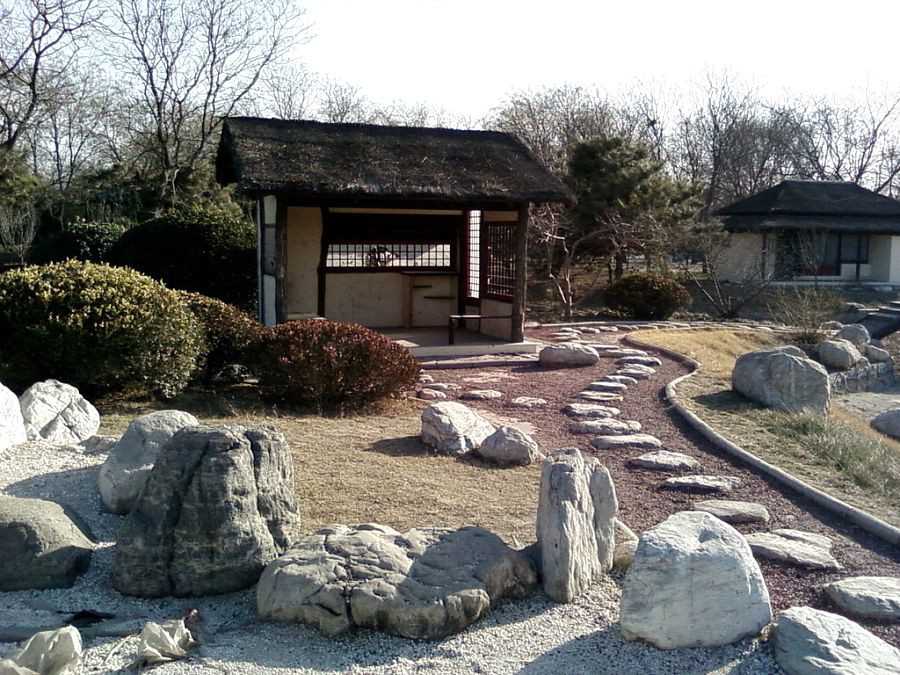 сад натуральных камней в японском саду